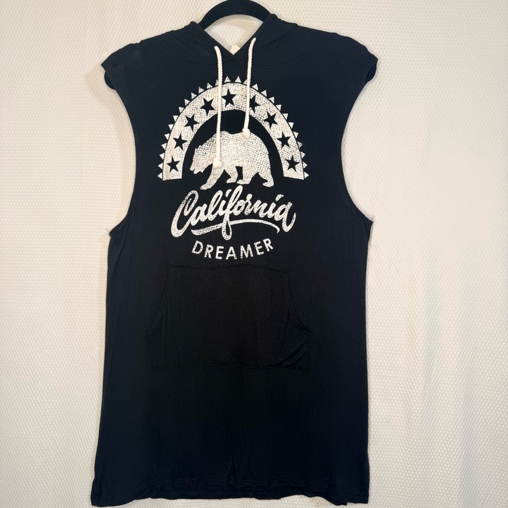 Black Sleeveless Hooded with California Dreamer Print
